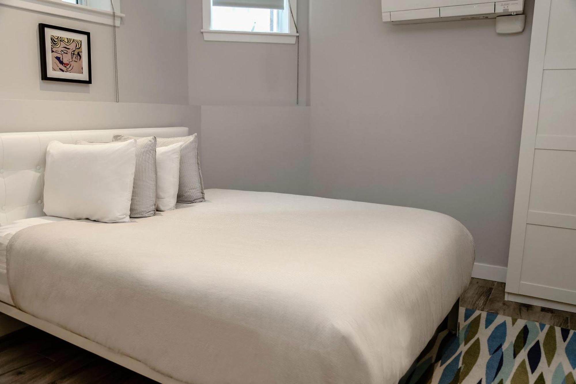 A Stylish Stay W/ A Queen Bed, Heated Floors.. #3 ブルックライン エクステリア 写真