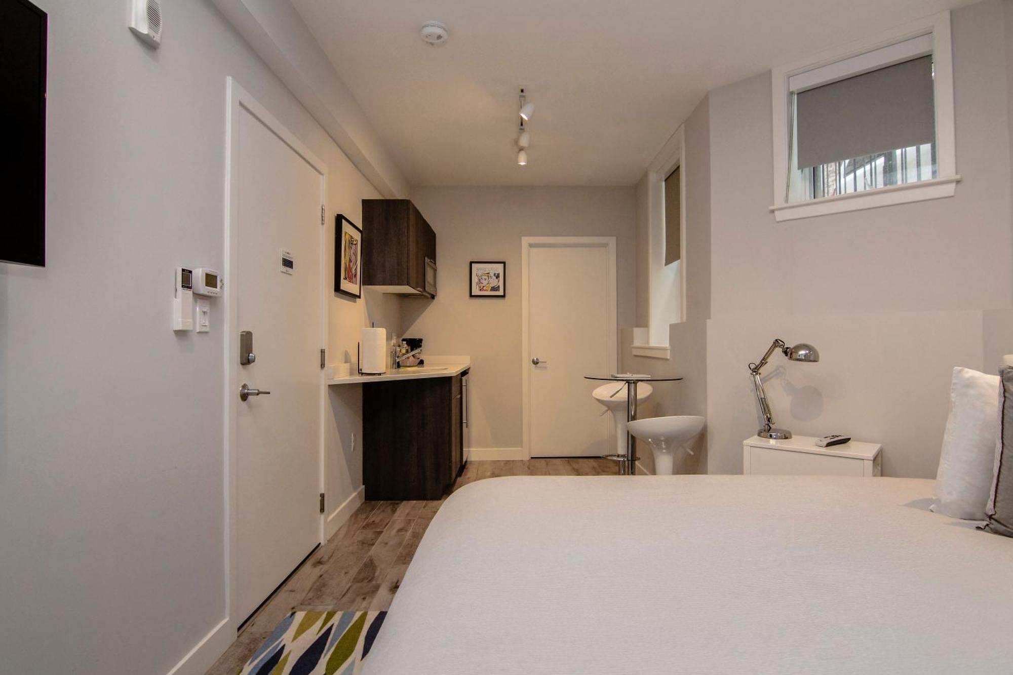 A Stylish Stay W/ A Queen Bed, Heated Floors.. #3 ブルックライン エクステリア 写真