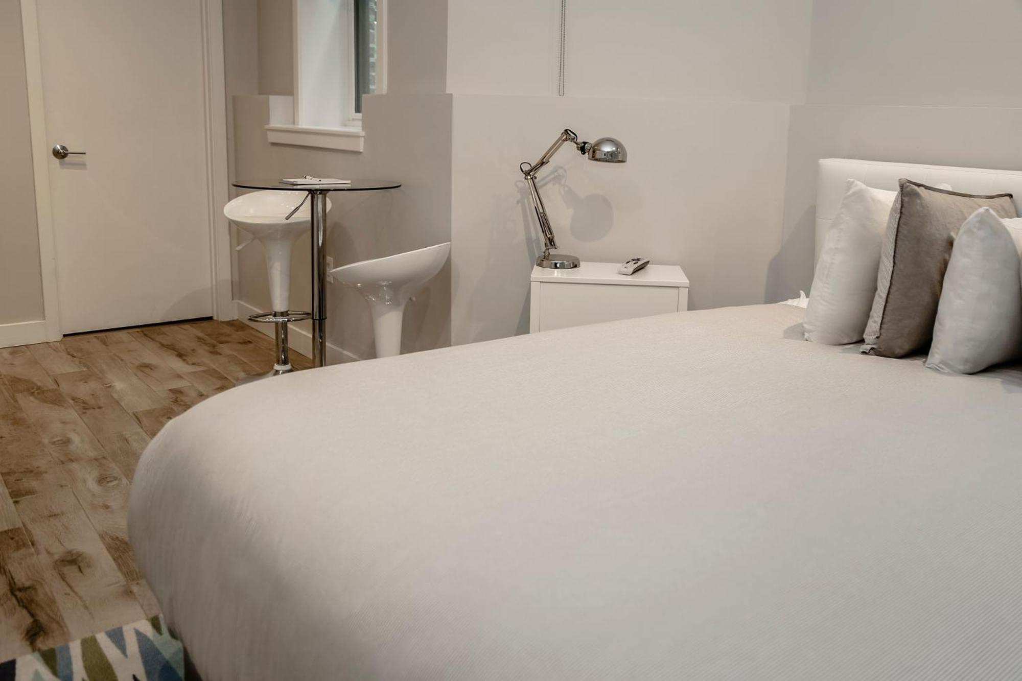 A Stylish Stay W/ A Queen Bed, Heated Floors.. #3 ブルックライン エクステリア 写真