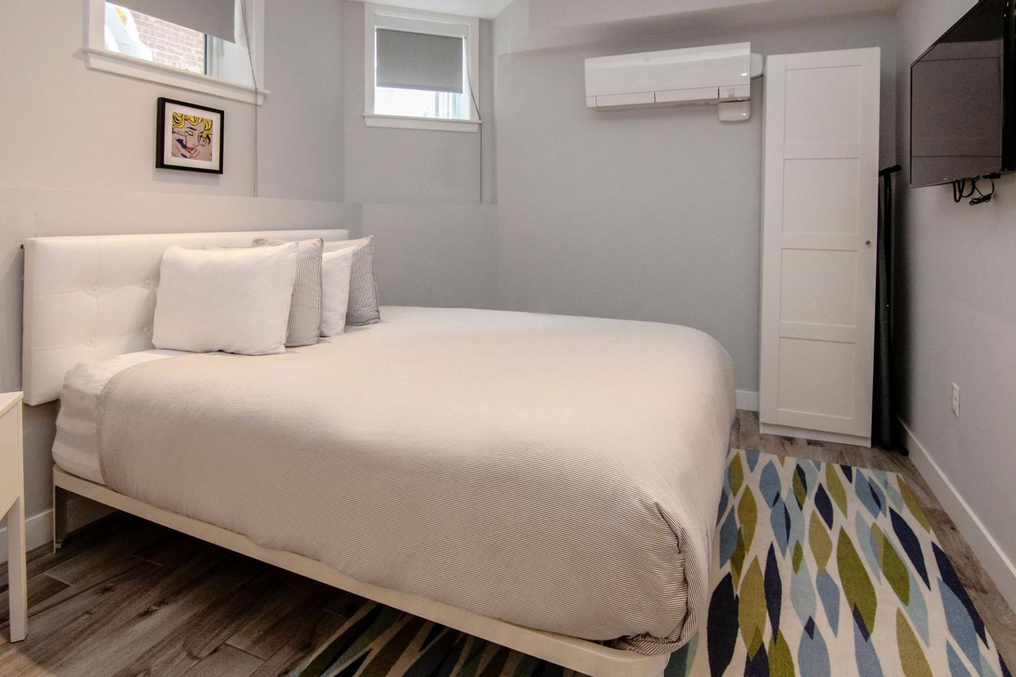 A Stylish Stay W/ A Queen Bed, Heated Floors.. #3 ブルックライン エクステリア 写真