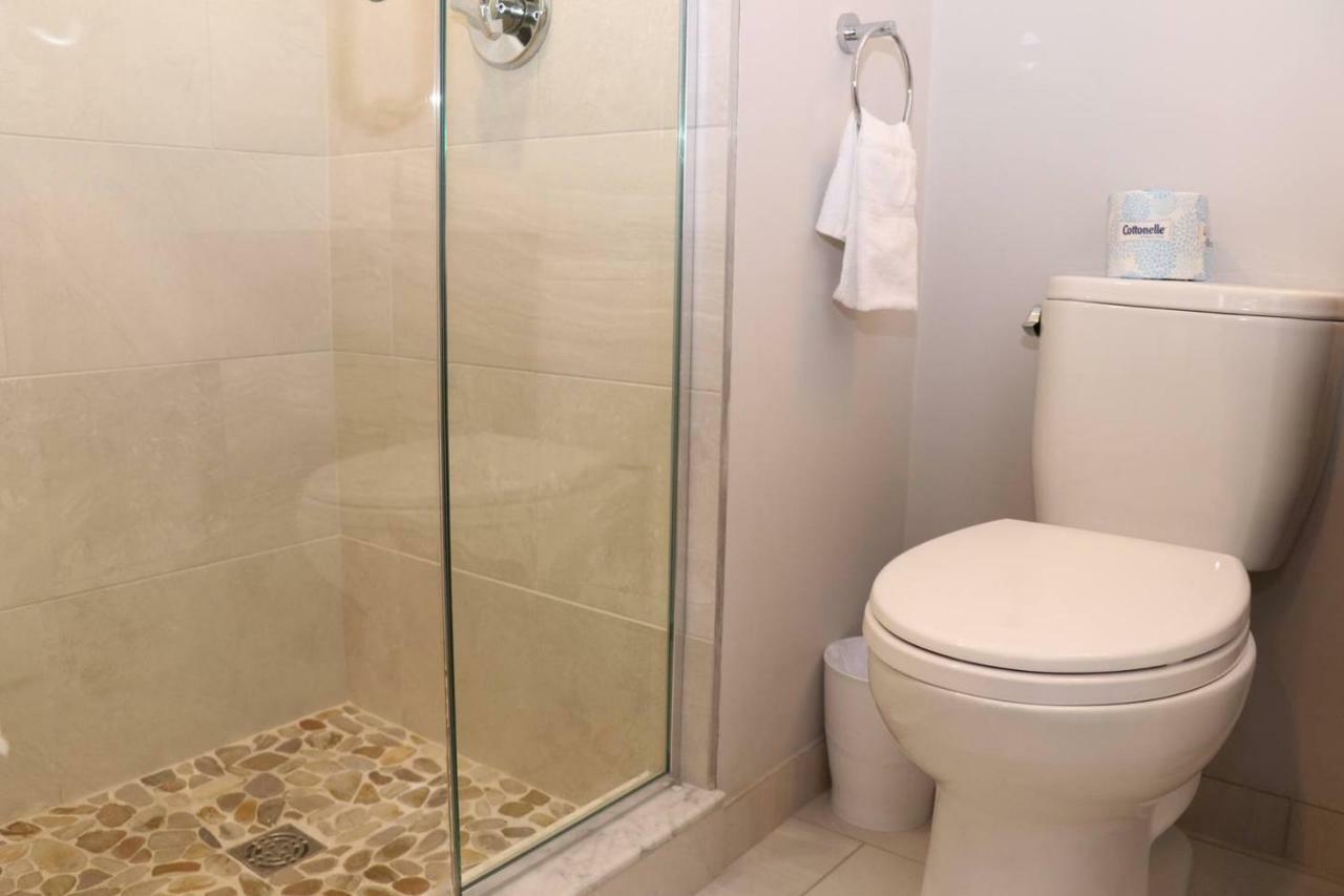 A Stylish Stay W/ A Queen Bed, Heated Floors.. #3 ブルックライン エクステリア 写真